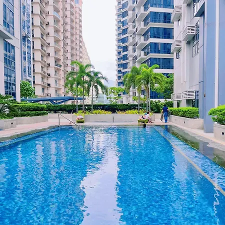 Mckinley Bgc Sleek Luxury Studio, Pool & Wi-Fi