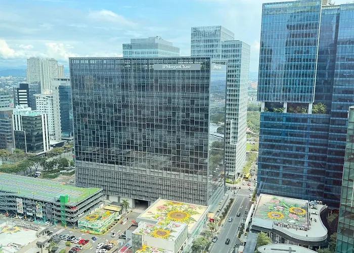 Apartment Free Welcome Breakfast, Bgc 1br, 300mbps Fiber, Steps To Mitsukoshi & Uptown, 29k *