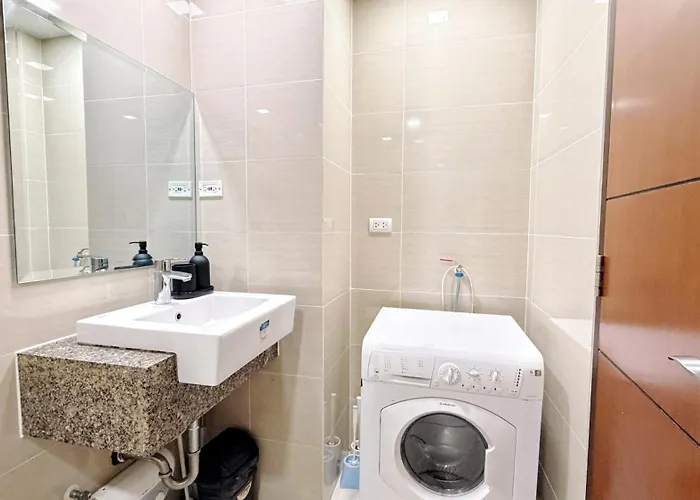 Free Welcome Breakfast, Bgc 1br, 300mbps Fiber, Steps To Mitsukoshi & Uptown, 29k Apartment Manila